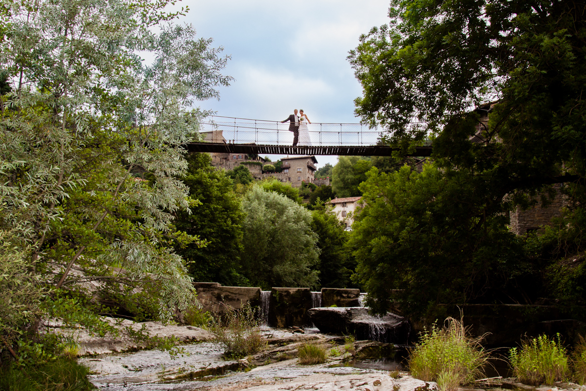 Espectacular fotogafia de casament sobre sobre l pont penjant de Rupit al Collsacabra