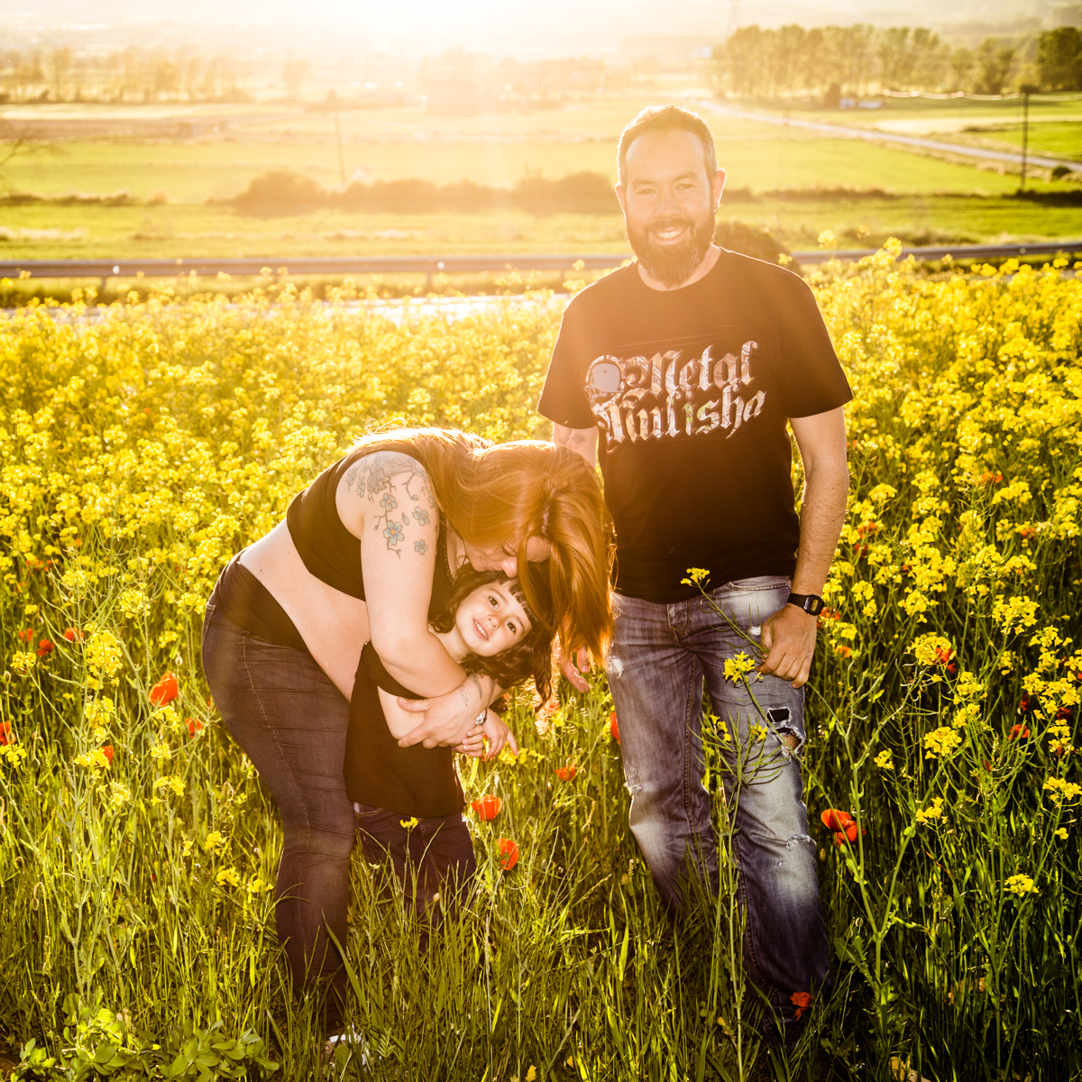 Família rockera quan cau el sol en mig d'un camp de colze