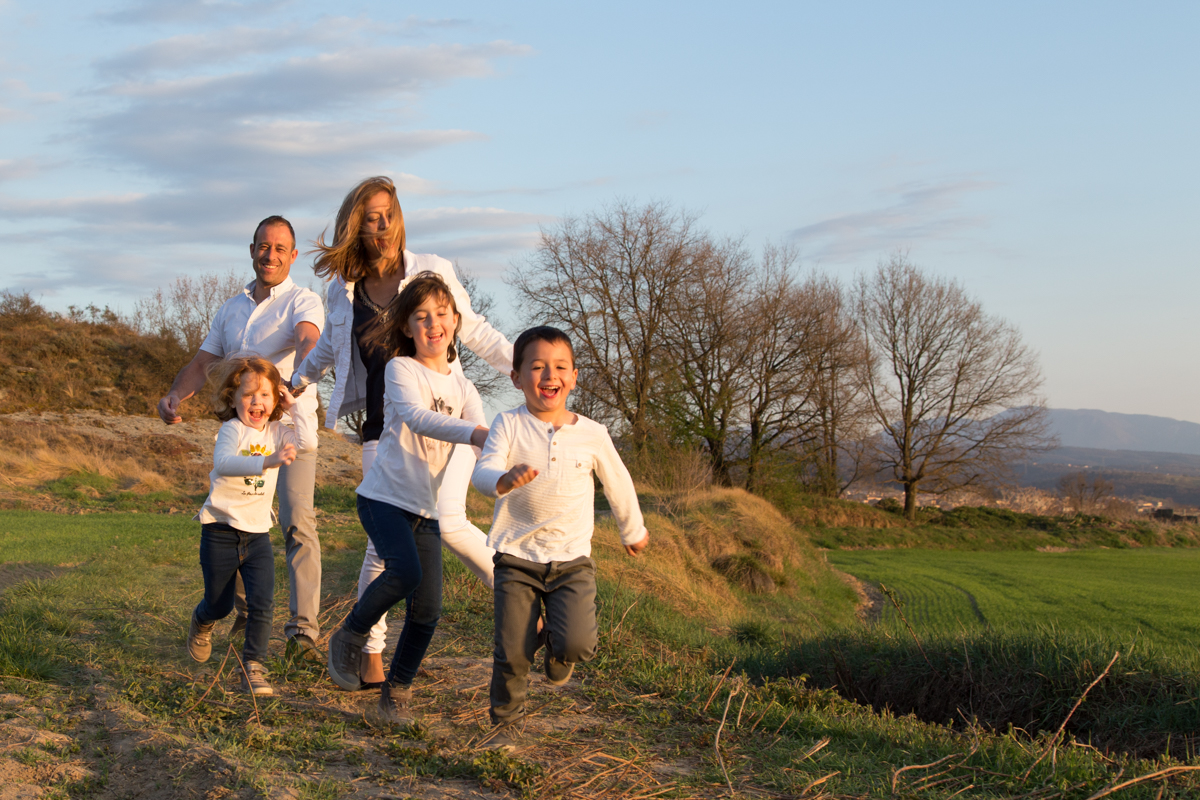 bonica foto de família corrent pel camp