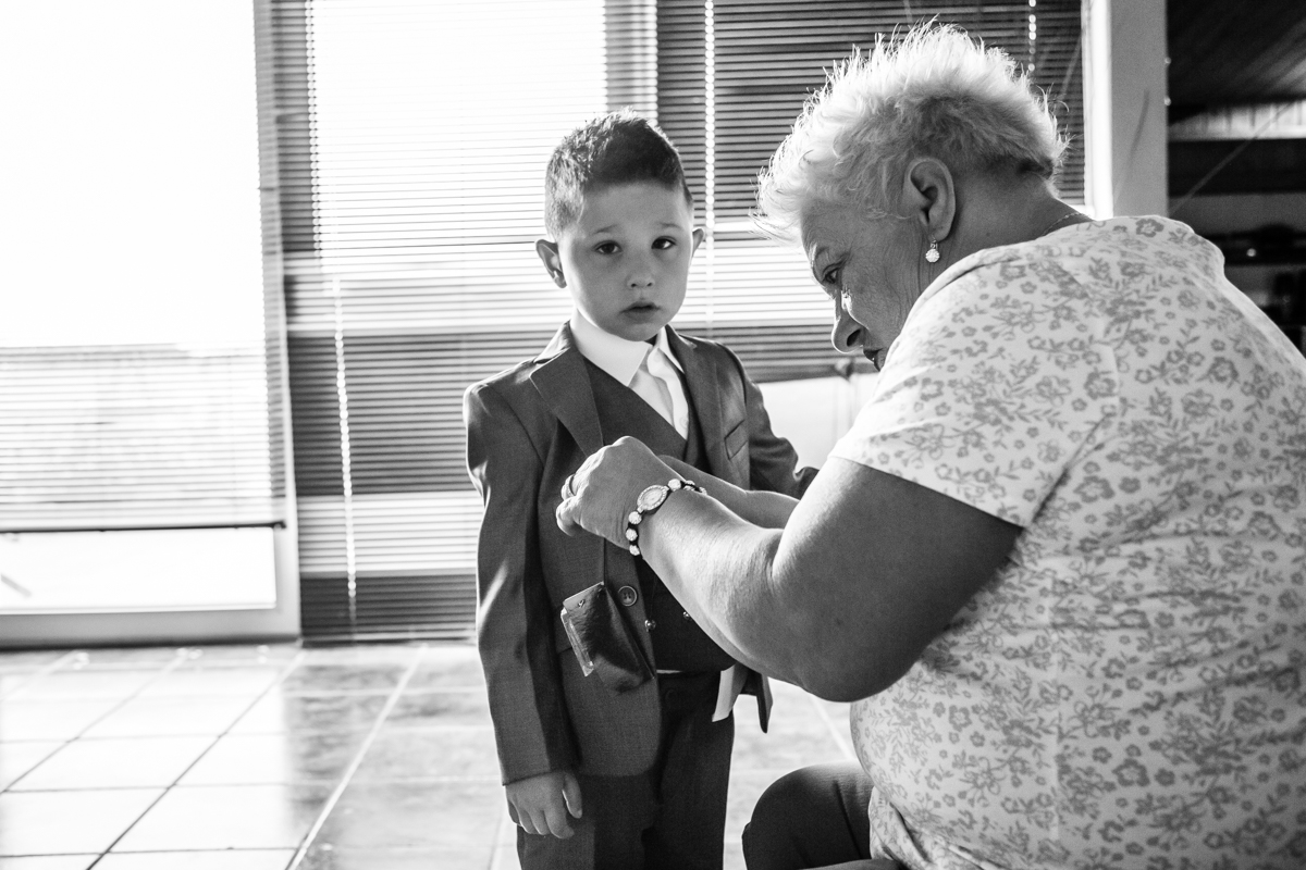 La Iaia vesteix al petit Ugo.