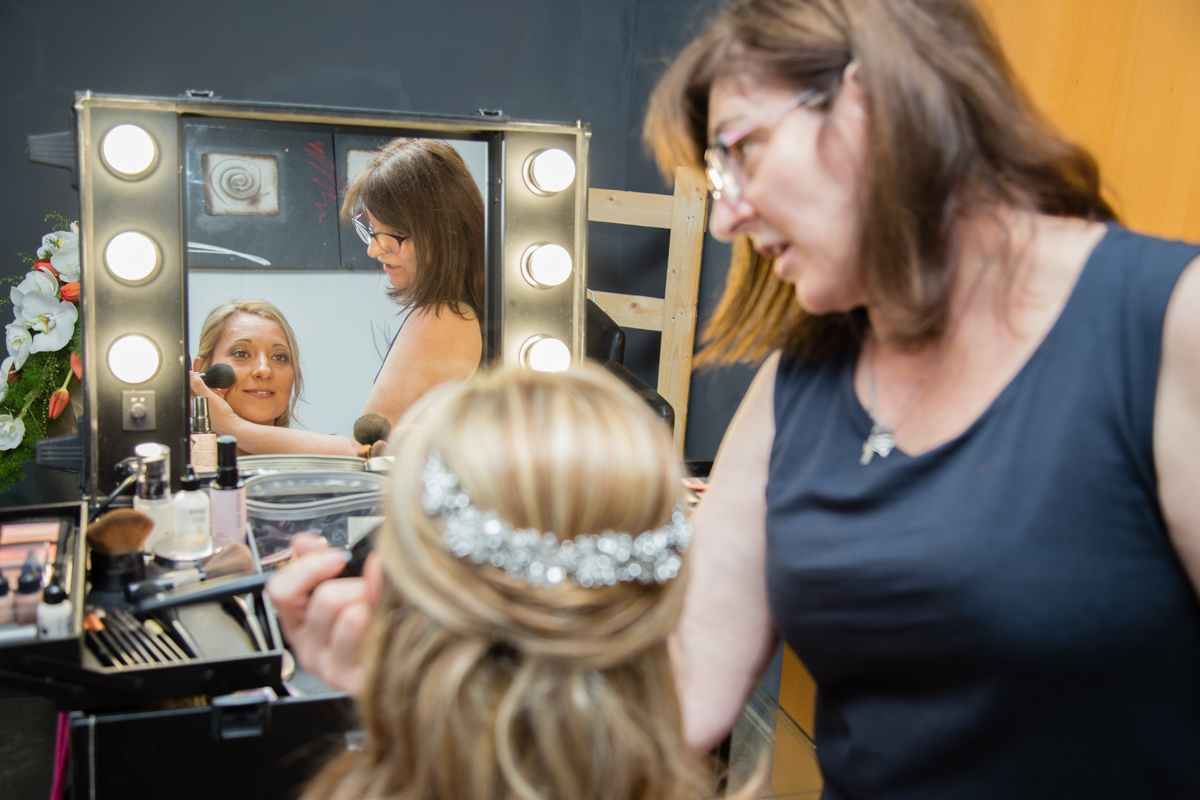 la maquilladora fa els últims retocs