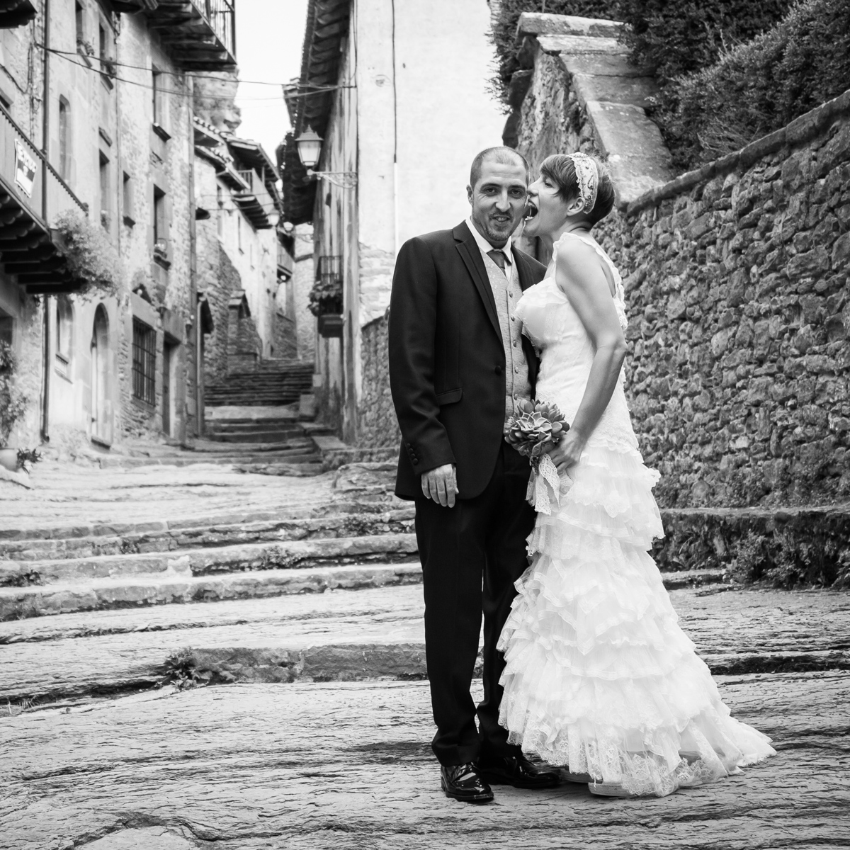 foto divertida de la núvia mossegant al nuvi