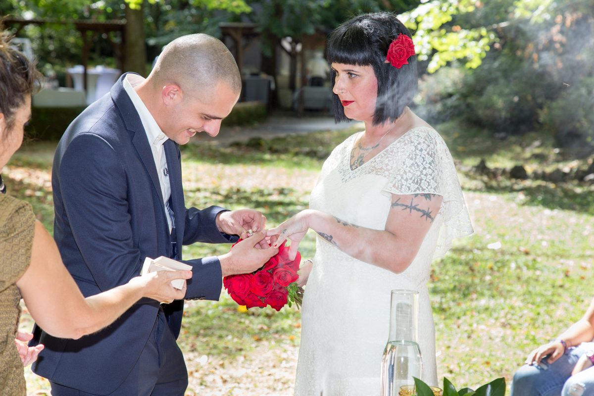 En Joan li posa l'anell de matrimoni a la Raquel