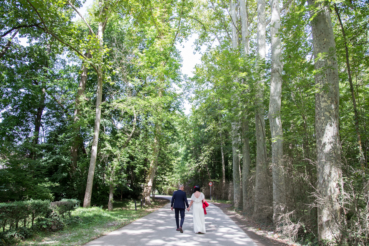 la parella, ja casada, s'allunya d'esquena per un cami de la Fageda d'en Jordà